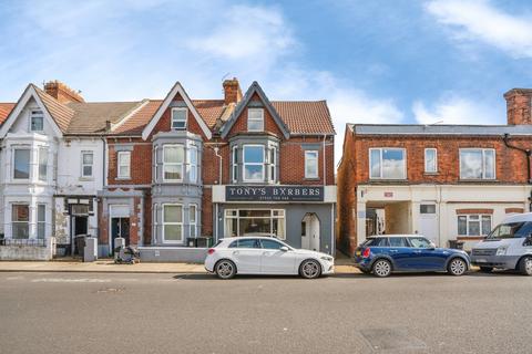 2 bed property, in Gladys Avenue, £280,000
