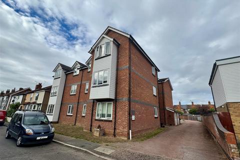 1 bed property, in Cookes Lodge, £165,000