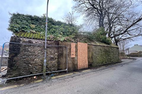 2 bed property, in Castle Hill, £35,000