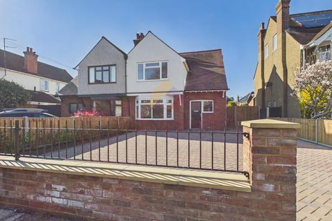 3 bed property, in Victoria Road, £600,000