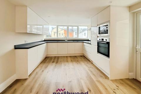 2 bed property, in Higher Polsham Road, £160,000