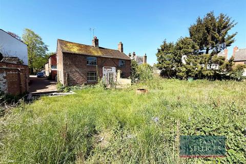 3 bed property, in Green Lane, £320,000