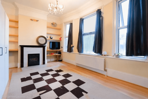 2 bed property, in Leeland Road, £370,000