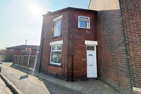2 bed property, in Angle Street, £120,000