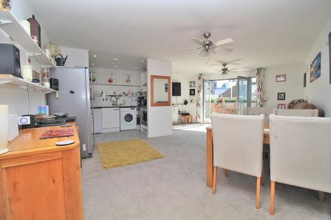 3 bed property, in Grand Parade, £350,000