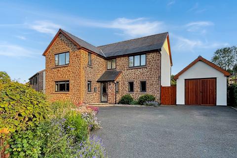 4 bed property, in Hoarwithy, £650,000