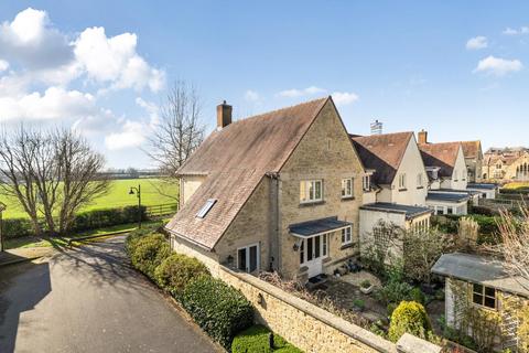 3 bed property, in Abbeymead Court, £575,000