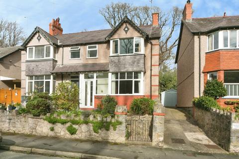 4 bed property, in Beach Road, £230,000