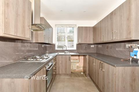 3 bed property, in Farthingloe Road, £260,000
