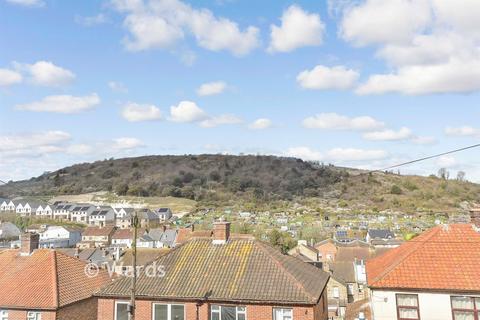 3 bed property, in Farthingloe Road, £270,000