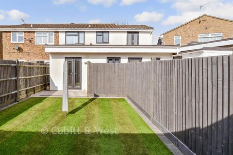 5 bed property, in Saffron Close, £525,000