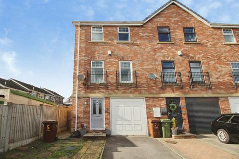 3 bed property, in The Courtyard, £190,000