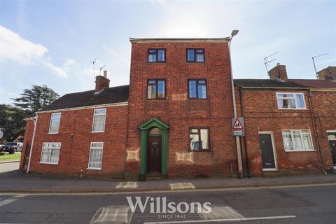 4 bed property, in West Street, £150,000