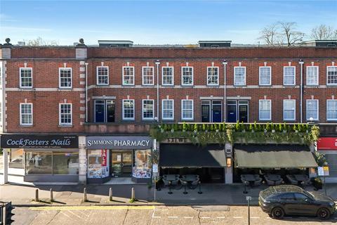 2 bed property, in Cockfosters Road, £375,000