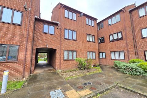 2 bed property, in Saxon Mill Lane, £135,000
