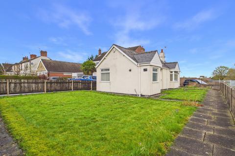 2 bed property, in The Common, £190,000