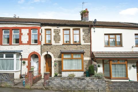 3 bed property, in Ely Street, £140,000