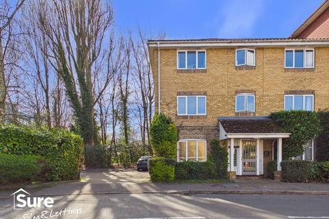 2 bed property, in Kingfisher Drive, £225,000