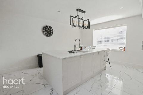 5 bed property, in Arnold Road, £325,000