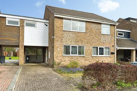 3 bed property, in Hawthorne Close, £199,950