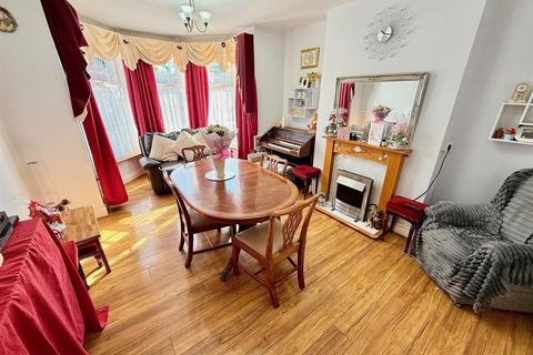 7 bed property, in North Denes Road, £270,000
