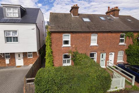 2 bed property, in Garden Road, £475,000