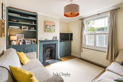 2 bed property, in Garden Road, £475,000