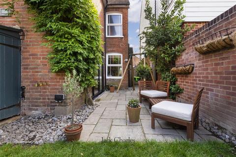2 bed property, in Garden Road, £475,000