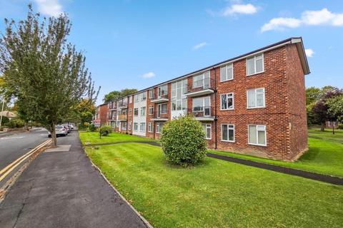 2 bed property, in Damery Court, £185,000