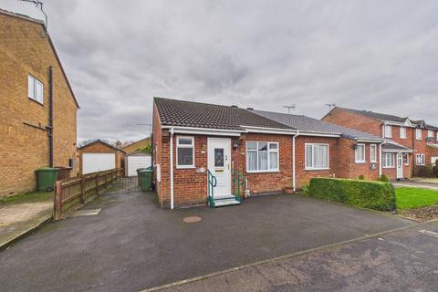 2 bed property, in Bracken Road, £165,000