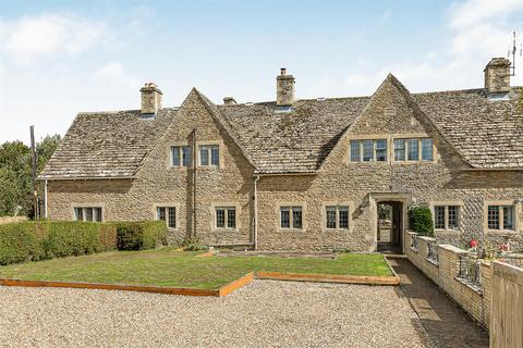 3 bed property, in Saxons Close, £475,000
