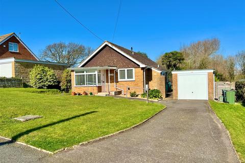 3 bed property, in Totland Bay, £450,000