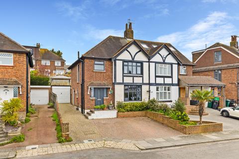 3 bed property, in Sandringham Close, £625,000