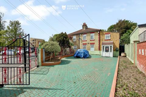 3 bed property, in Idmiston Road, £650,000