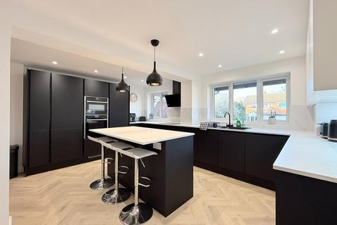 4 bed property, in Pearmans Croft, £450,000