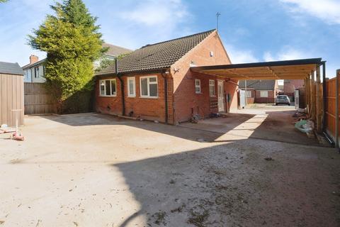 2 bed property, in Fairway Road South, £300,000