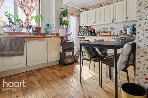 5 bed property, in Glenthorne Close, £550,000