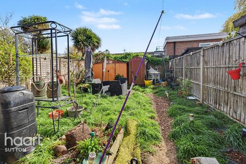 5 bed property, in Glenthorne Close, £550,000