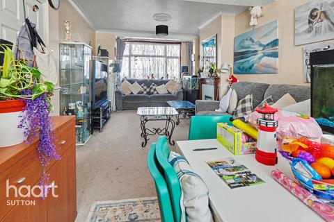 5 bed property, in Glenthorne Close, £550,000