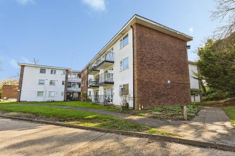 2 bed property, in Copperdale Close, £130,000