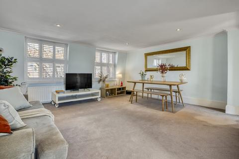 2 bed property, in Barnsbury Road, £800,000