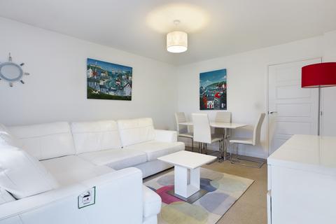 2 bed property, in Bellerphon Court, £125,000