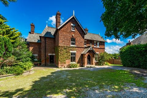 7 bed property, in Park Lane, £900,000