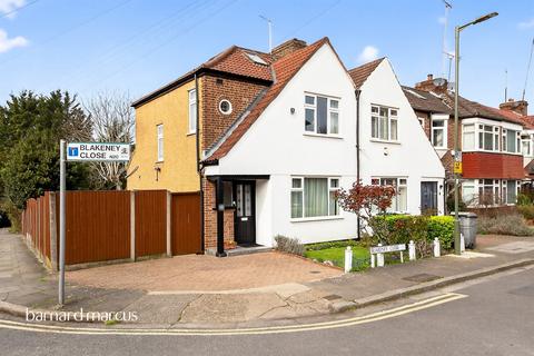 3 bed property, in Blakeney Close, £775,000