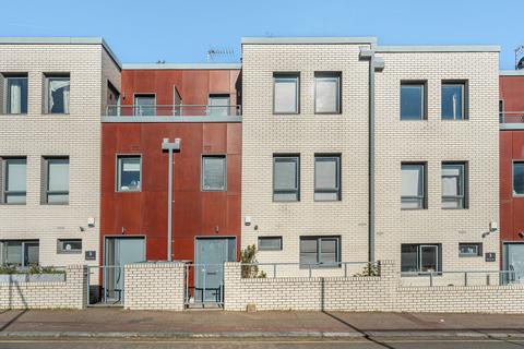 3 bed property, in Mitford Road, £925,000