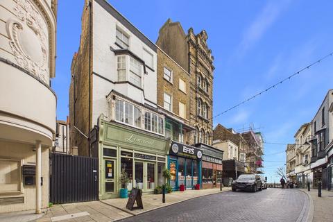 5 bed property, in Harbour Street, £475,000