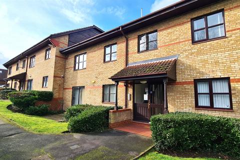 1 bed property, in Cricketers Close, £310,000