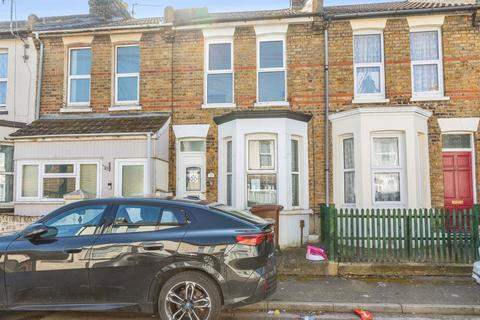 3 bed property, in Regent Road, £215,000