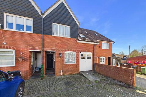 3 bed property, in Priors Way, £305,000