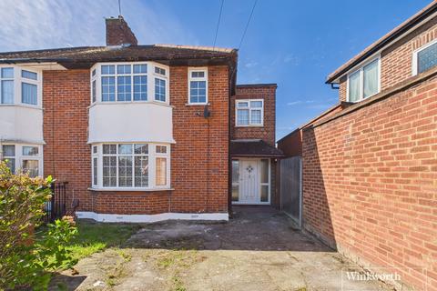 3 bed property, in Buckingham Gardens, £565,000